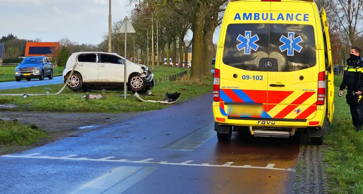 Auto crasht op lantaarnpaal - Foto 2