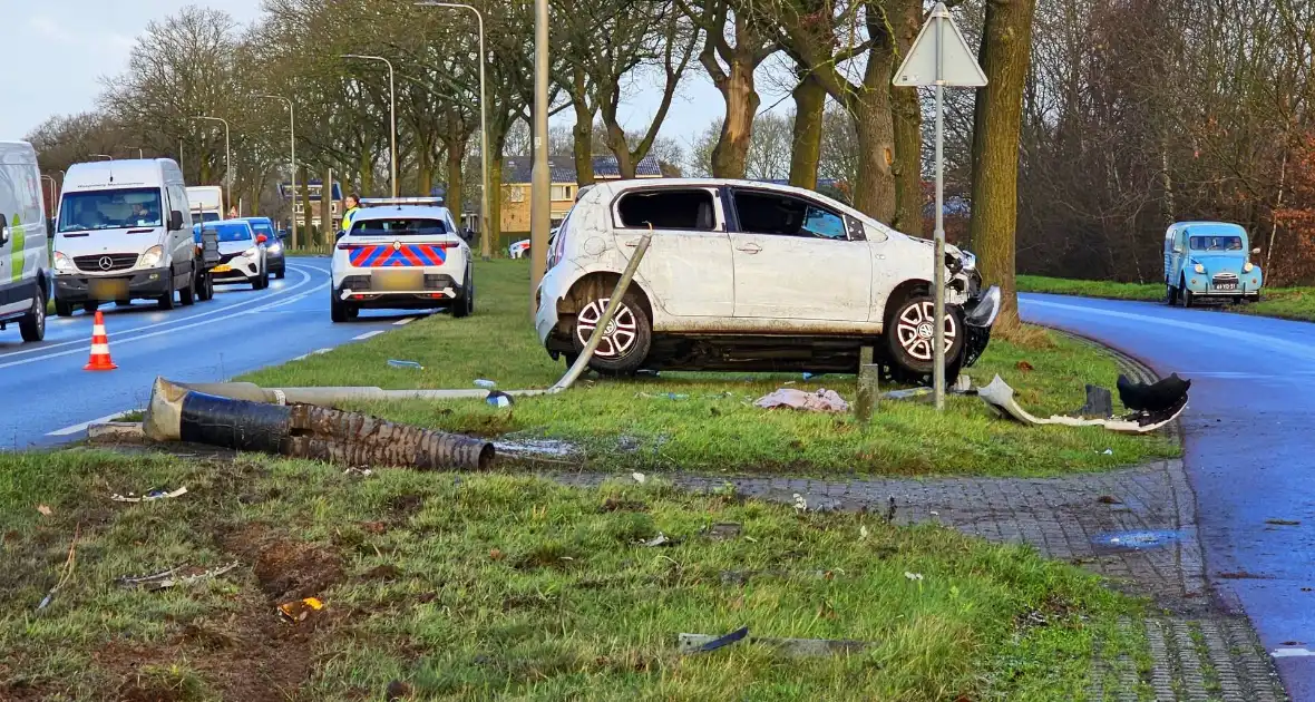 Auto crasht op lantaarnpaal - Foto 3