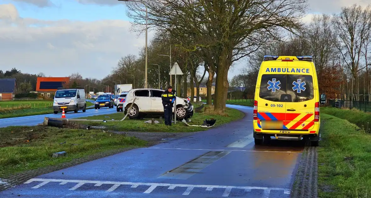 Auto crasht op lantaarnpaal - Foto 4