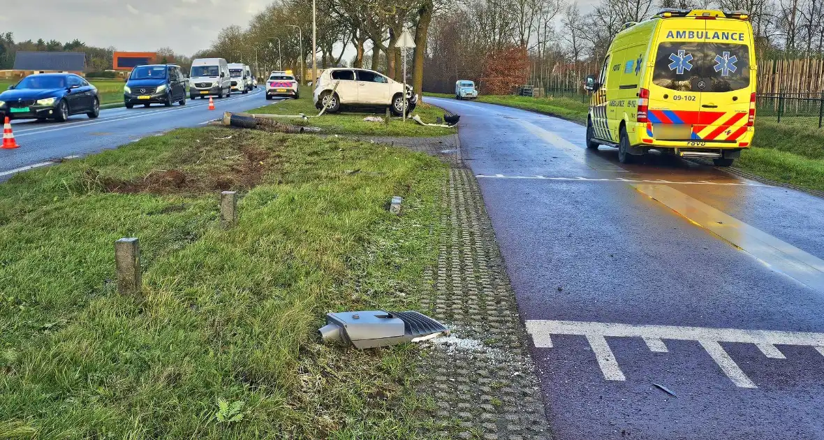 Auto crasht op lantaarnpaal - Foto 5