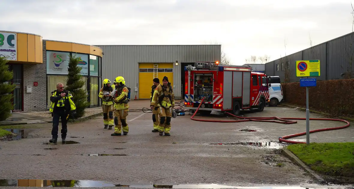 Olievaten vliegen in brand bij autobedrijf