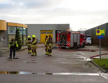 Olievaten vliegen in brand bij autobedrijf