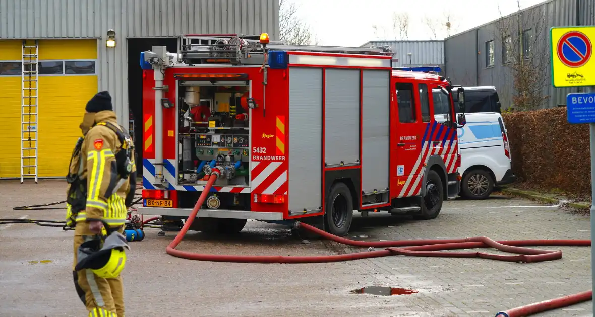 Olievaten vliegen in brand bij autobedrijf - Foto 1