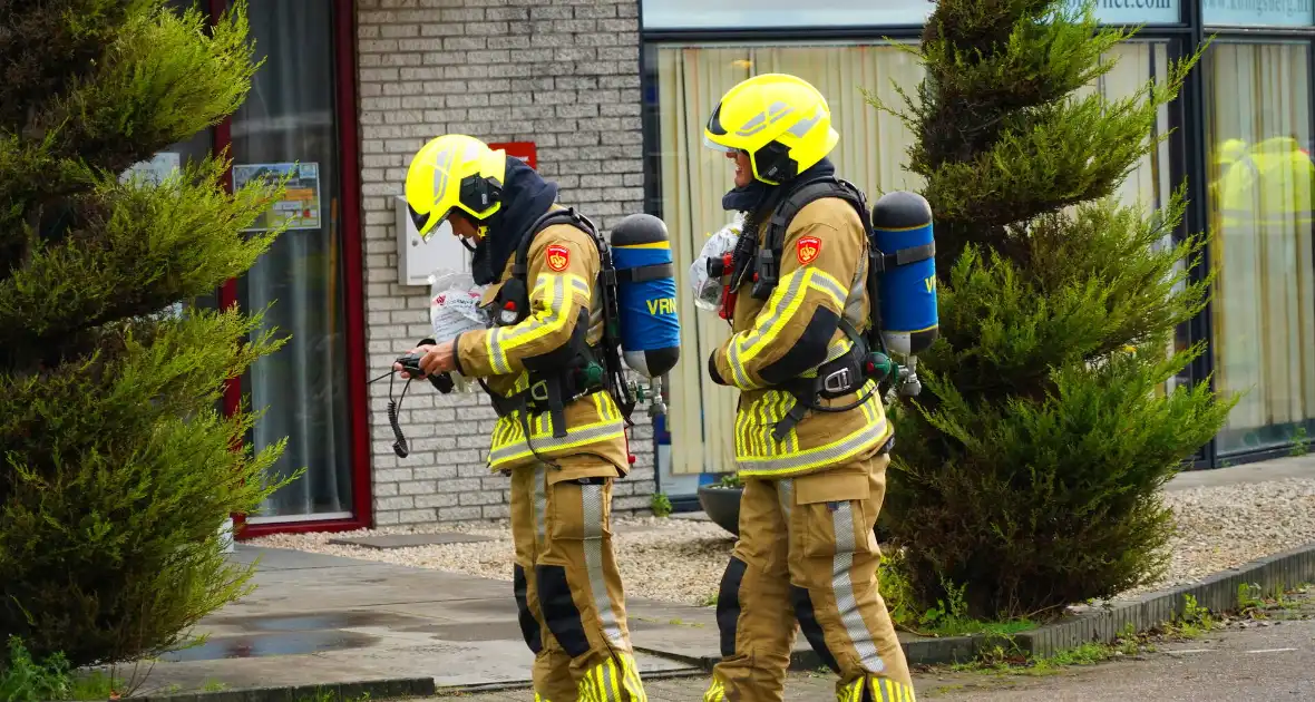 Olievaten vliegen in brand bij autobedrijf - Foto 3