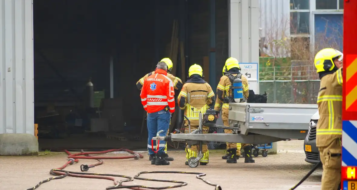 Olievaten vliegen in brand bij autobedrijf - Foto 4