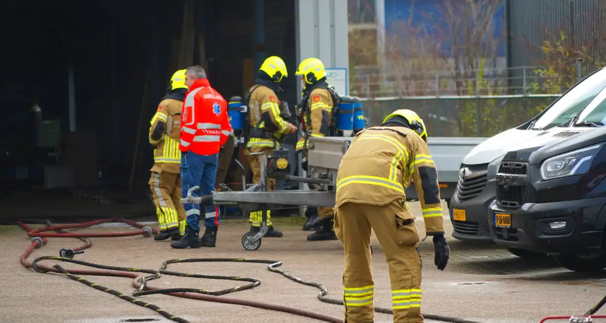 Olievaten vliegen in brand bij autobedrijf - Foto 5