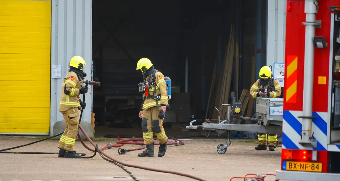 Olievaten vliegen in brand bij autobedrijf - Foto 6