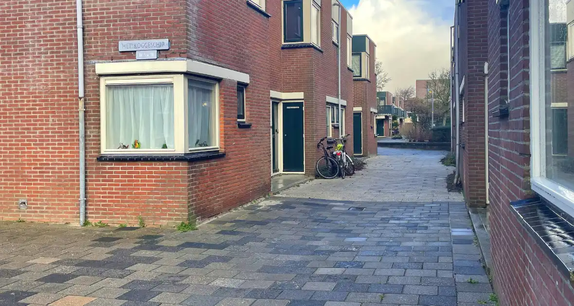 Voordeur van een woning beschadigd door een explosief