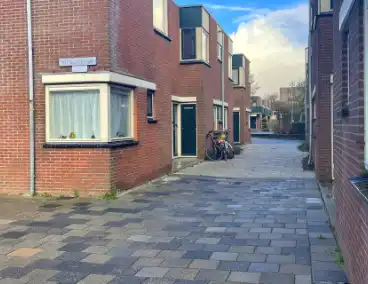 Voordeur van een woning beschadigd door een explosief