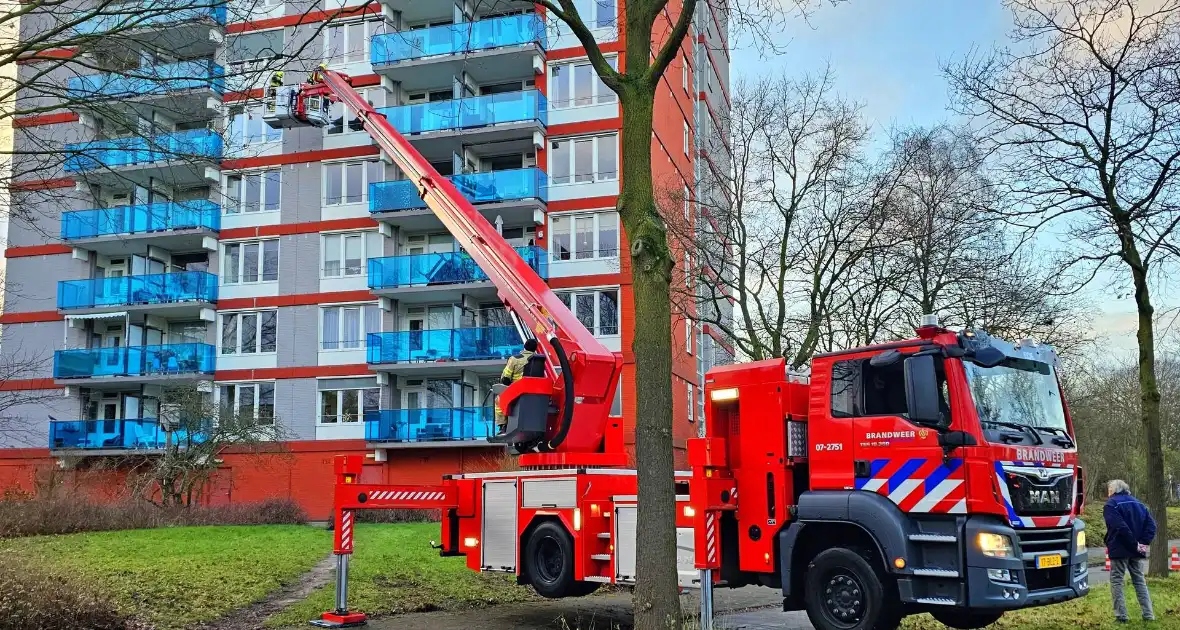 Brandweer verwijdert gevaarlijk loshangend zonnescherm