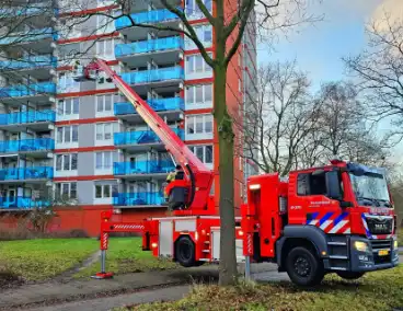 Brandweer verwijdert gevaarlijk loshangend zonnescherm