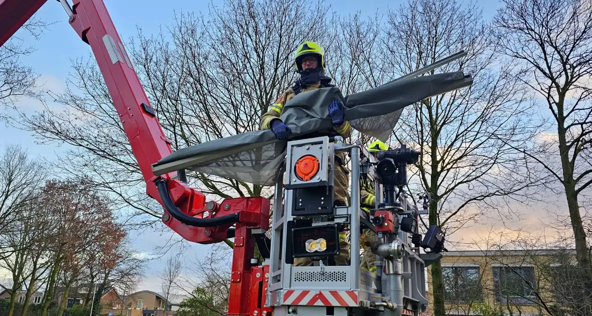 Brandweer verwijdert gevaarlijk loshangend zonnescherm - Foto 2