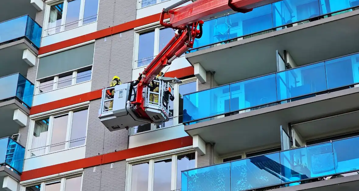 Brandweer verwijdert gevaarlijk loshangend zonnescherm - Foto 3