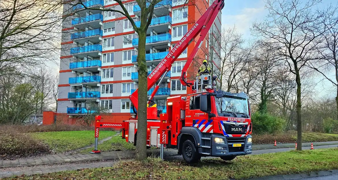 Brandweer verwijdert gevaarlijk loshangend zonnescherm - Foto 4