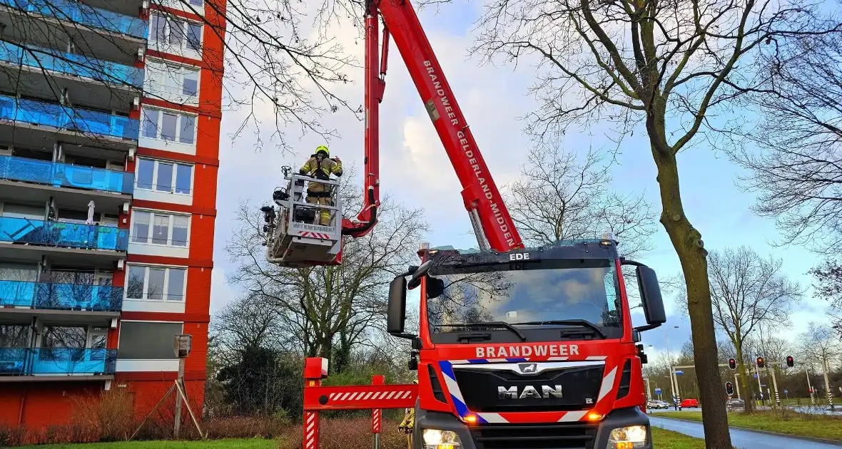 Brandweer verwijdert gevaarlijk loshangend zonnescherm - Foto 5