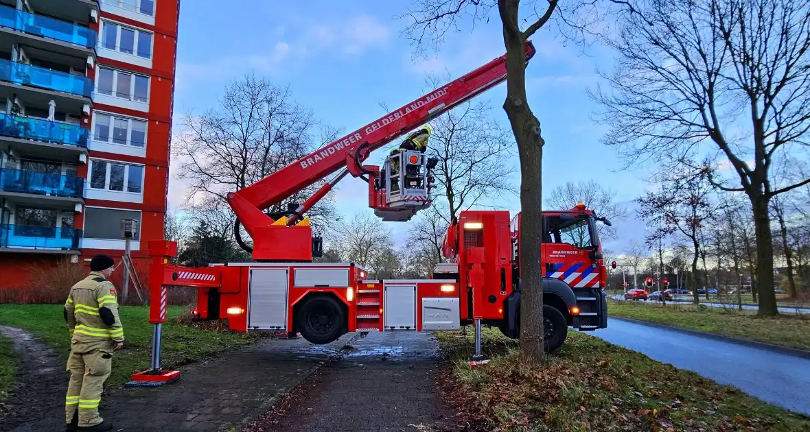 Brandweer verwijdert gevaarlijk loshangend zonnescherm - Foto 6