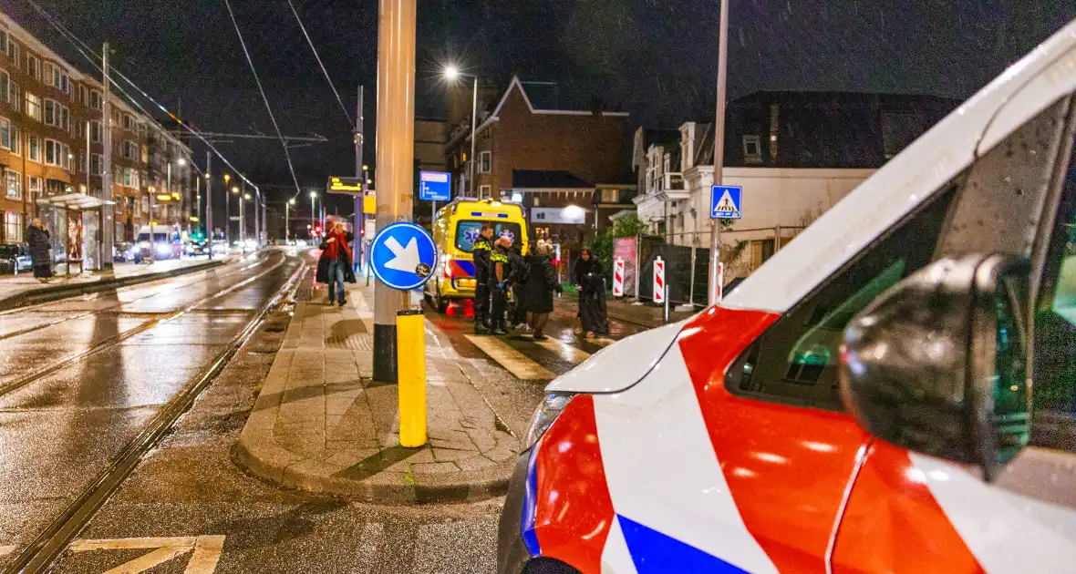 Persoon geschept bij tramhalte - Foto 1