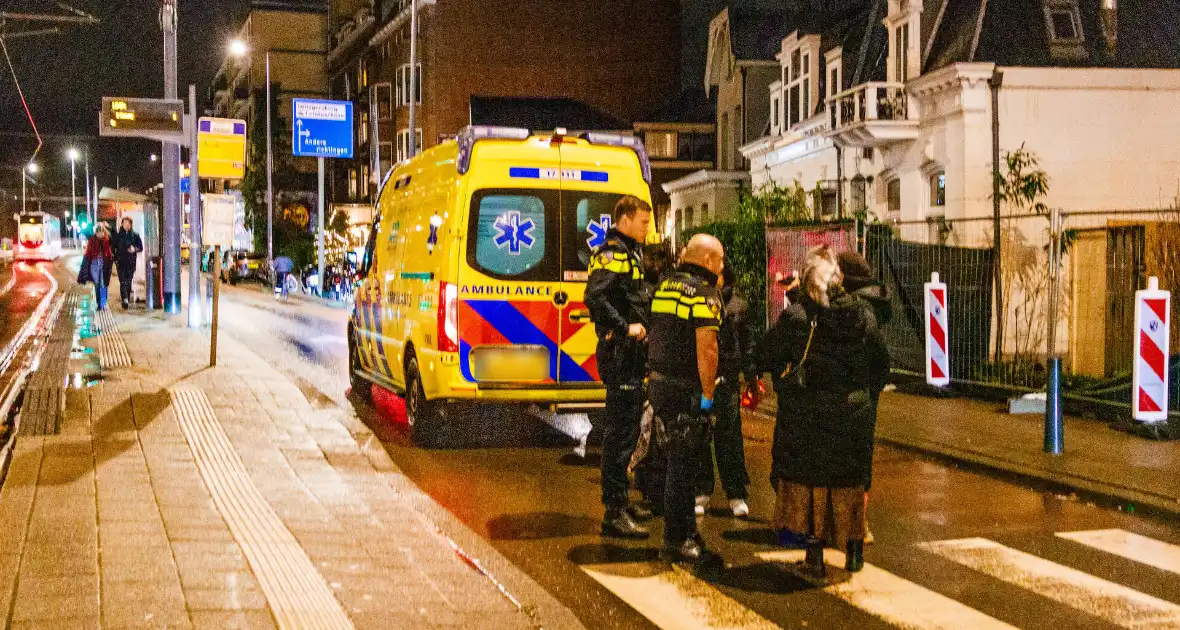 Persoon geschept bij tramhalte - Foto 6