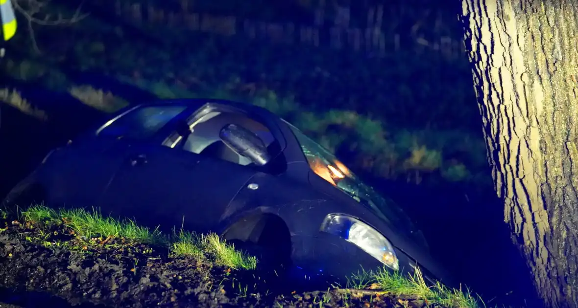 Auto botst door gladheid tegen een boom