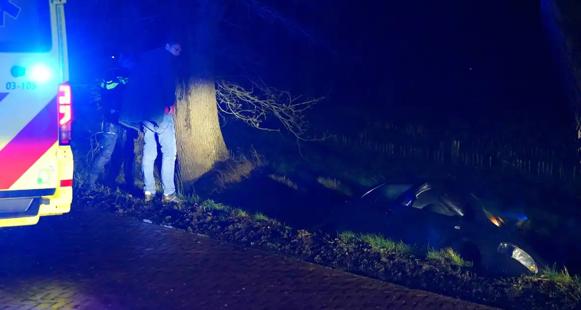 Auto botst door gladheid tegen een boom - Foto 1