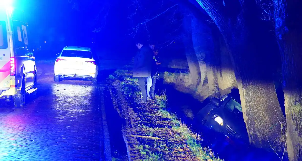 Auto botst door gladheid tegen een boom - Foto 2