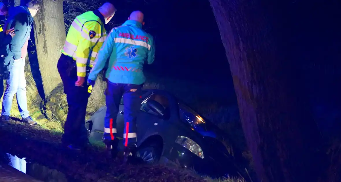 Auto botst door gladheid tegen een boom - Foto 3