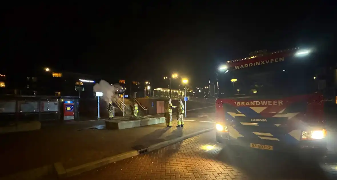 Prullenbak in brand bij station - Foto 2