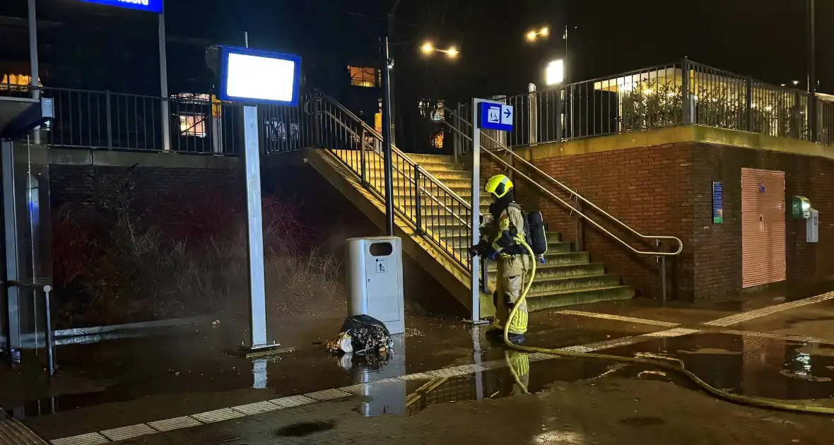 Prullenbak in brand bij station - Foto 3