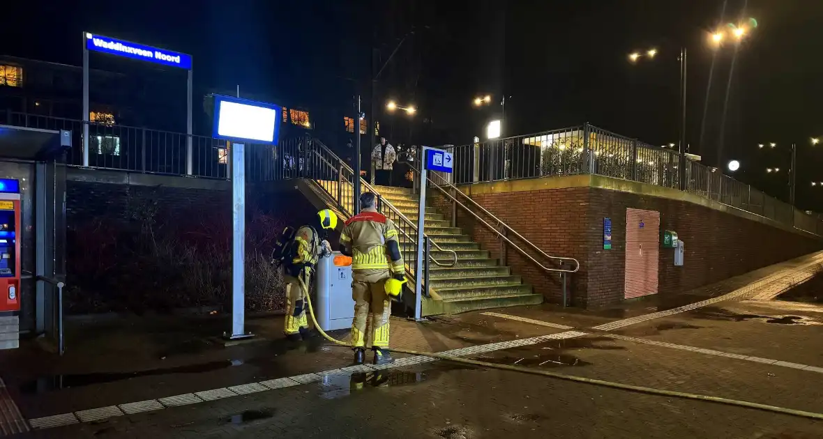 Prullenbak in brand bij station - Foto 4