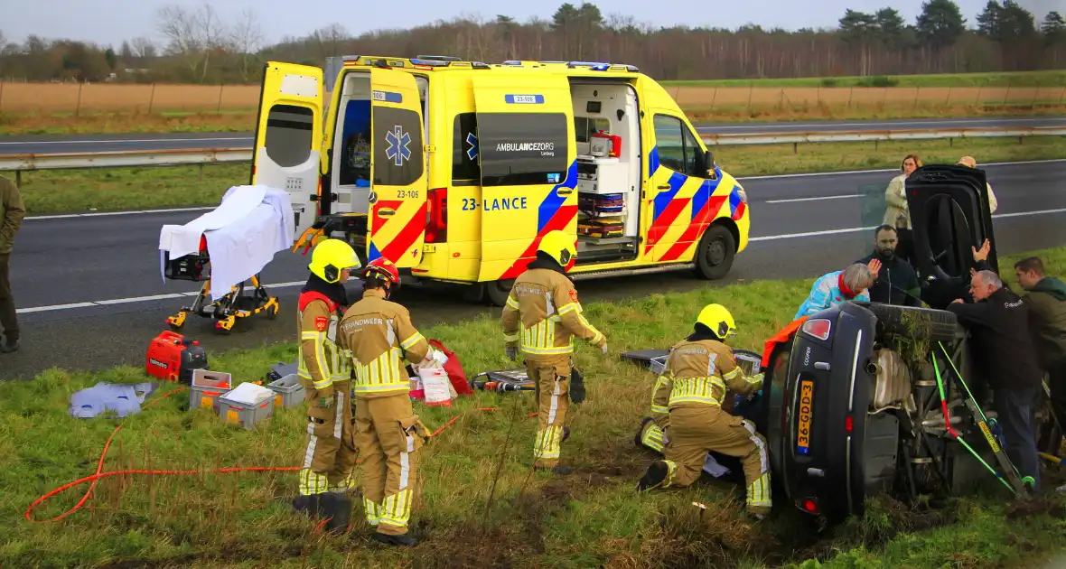 Gewonde nadat auto op zijkant in greppel naast snelweg belandt