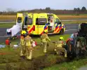 Gewonde nadat auto op zijkant in greppel naast snelweg belandt