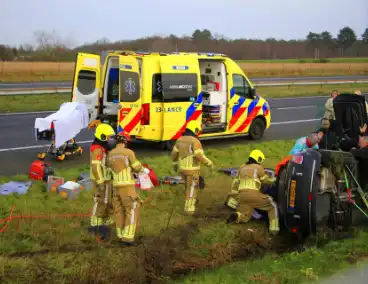 Gewonde nadat auto op zijkant in greppel naast snelweg belandt