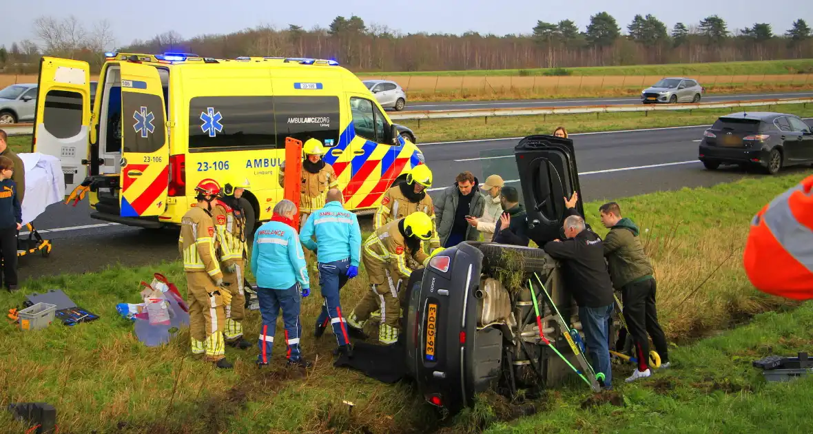 Gewonde nadat auto op zijkant in greppel naast snelweg belandt - Foto 3