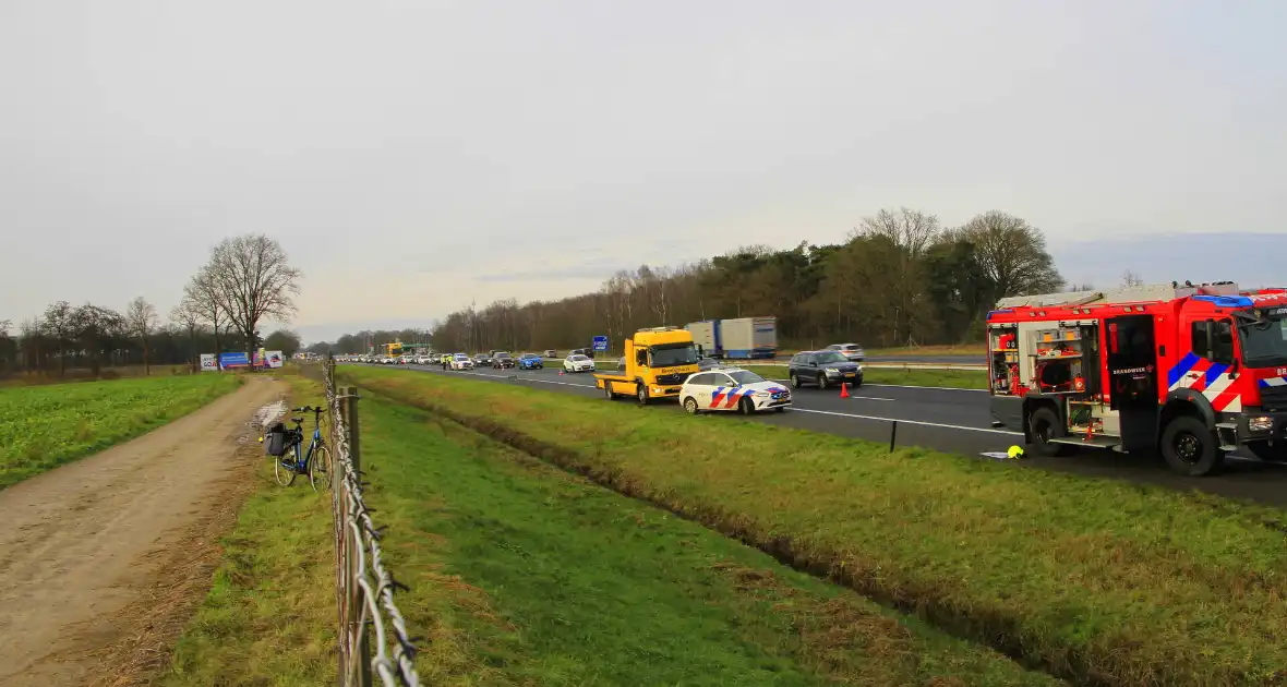 Gewonde nadat auto op zijkant in greppel naast snelweg belandt - Foto 4