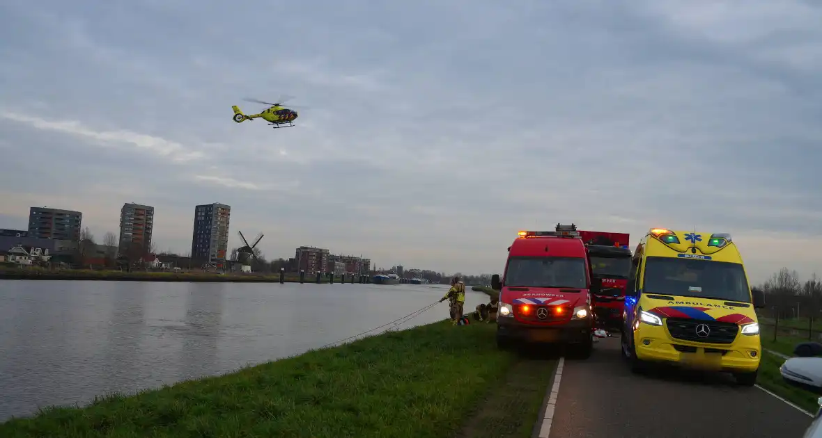 Auto te water met bestuurder in het raam