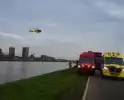 Auto te water met bestuurder in het raam