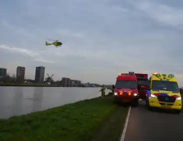 Auto te water met bestuurder in het raam