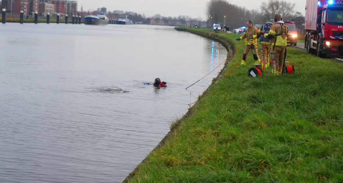 Auto te water met bestuurder in het raam - Foto 1