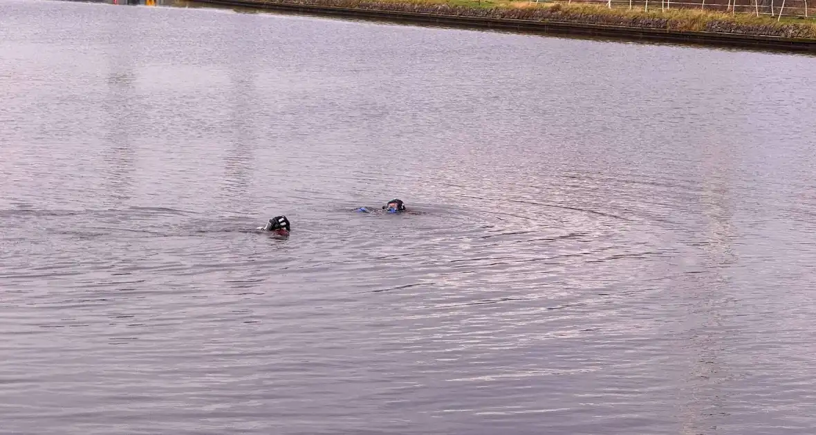 Auto te water met bestuurder in het raam - Foto 12