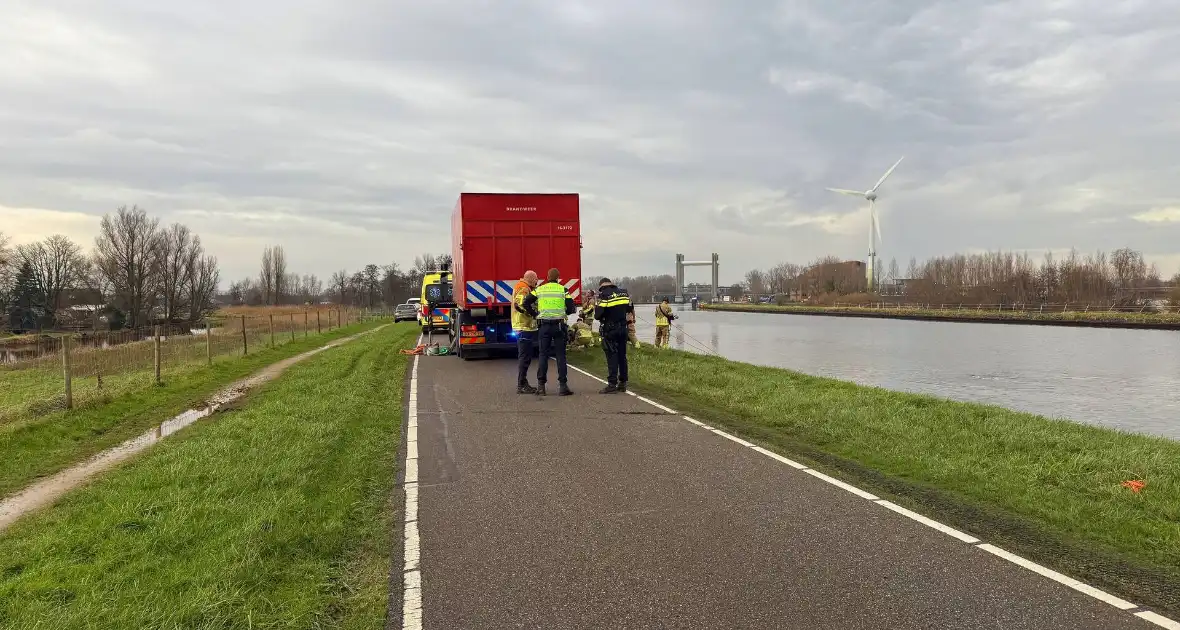 Auto te water met bestuurder in het raam - Foto 13