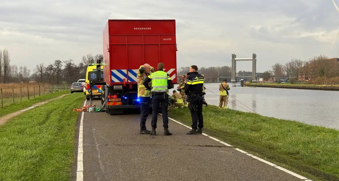 Auto te water met bestuurder in het raam - Foto 14