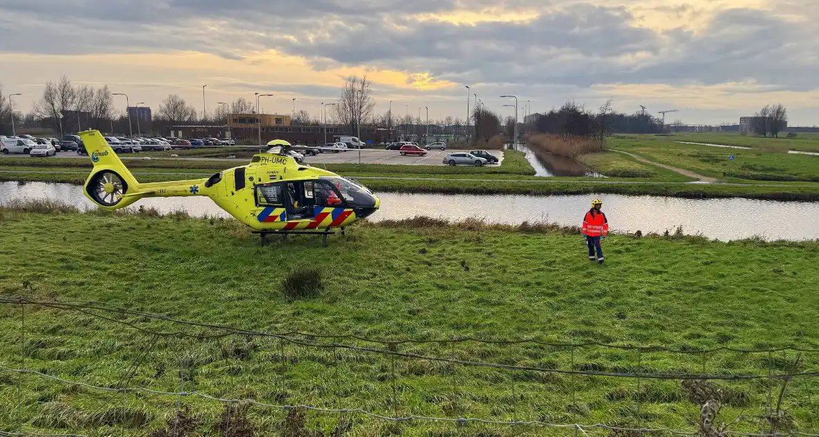 Auto te water met bestuurder in het raam - Foto 15