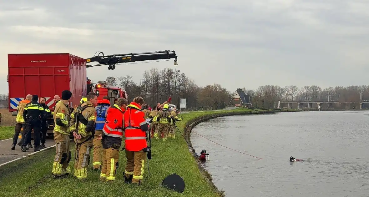 Auto te water met bestuurder in het raam - Foto 16