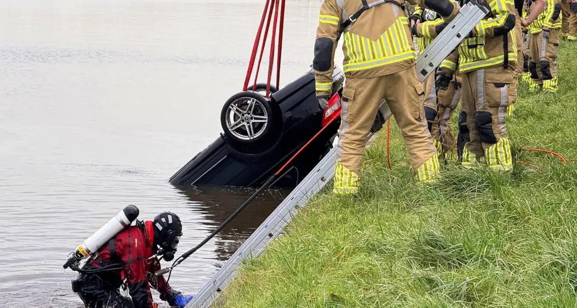 Auto te water met bestuurder in het raam - Foto 18