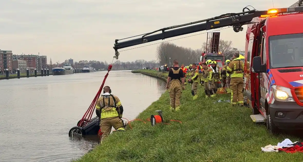 Auto te water met bestuurder in het raam - Foto 19