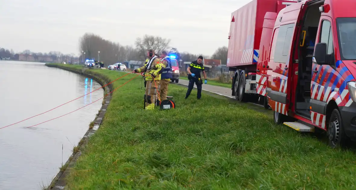 Auto te water met bestuurder in het raam - Foto 2