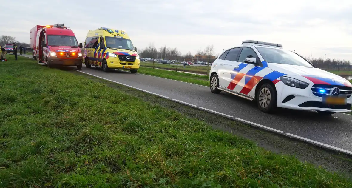 Auto te water met bestuurder in het raam - Foto 3