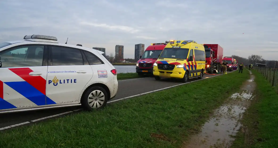 Auto te water met bestuurder in het raam - Foto 4