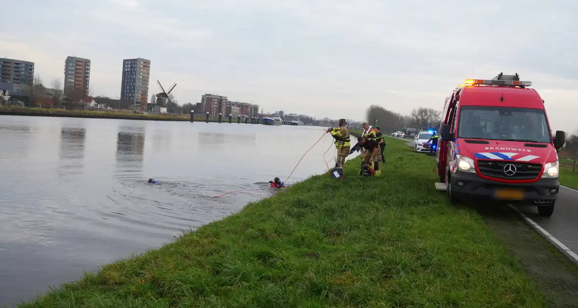 Auto te water met bestuurder in het raam - Foto 8