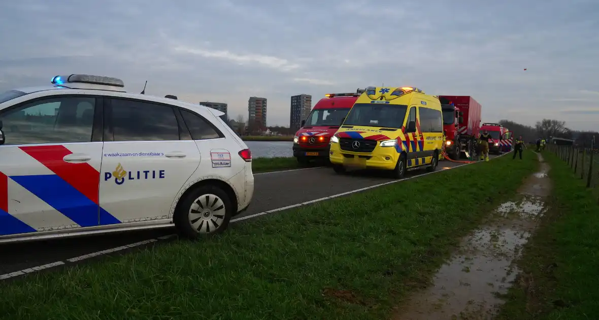 Auto te water met bestuurder in het raam - Foto 9